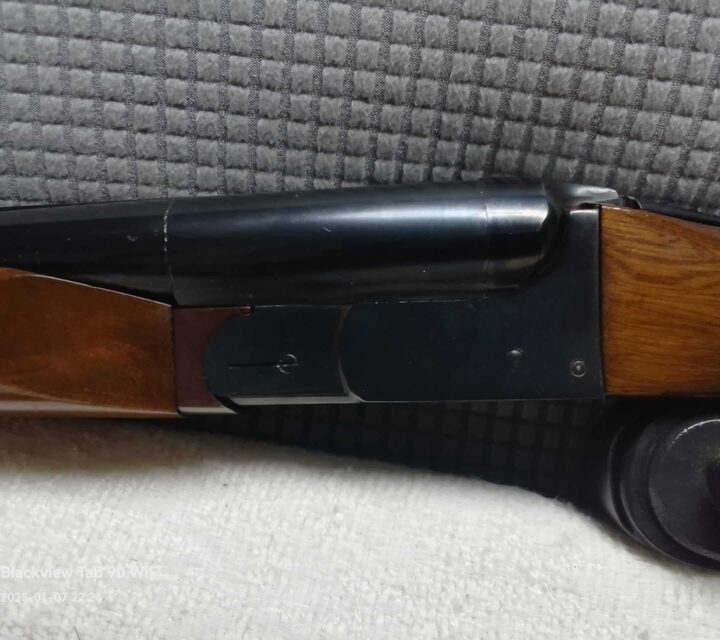 Fusil à canons juxtaposés de type Coachgun soit à canons courts de 20 po.. Fusil d'une excellente qualité de conception. État : Excellent. Possédant deux gâchettes avec extracteur de douilles. Chambré 3 po. . Crosse et fut : aucun bris. Aucune trace de rouille sur canons et mécanisme. Aucune trace d'usure du bleu sur mécanisme. N'a jamais été exposé au salin de la mer. Canon IC et Mod. Possède la plaque de recul d'origine en plastique noir.