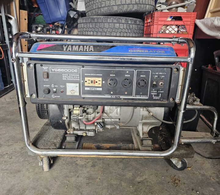 110volts et 220volts. Démarreur électrique et à crinque. Support à roulettes. Fonctionne très bien. Prix; 1