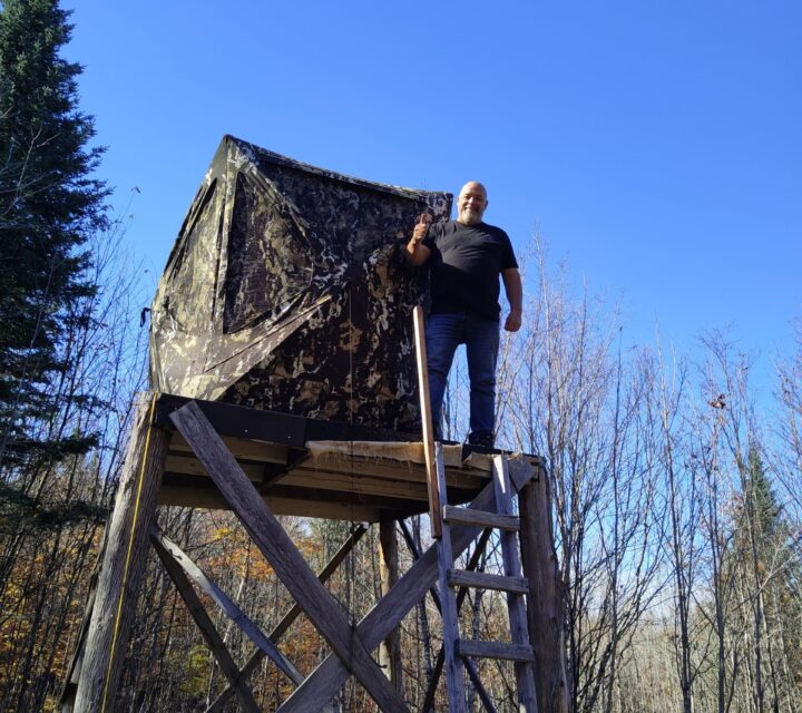 Tente de chasse ou tu peu etre debout payer 440 txs inclus servi une fois à qui la chance et plusieurs article de chasse .long vue .chaise pivotante .vêtements récent ect