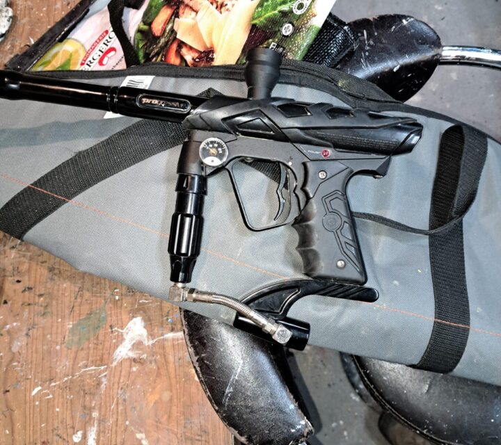 Ensemble complet pour jouer au paintball 1 marqueur costume 98 monté m4 et 1 marqueur de competion