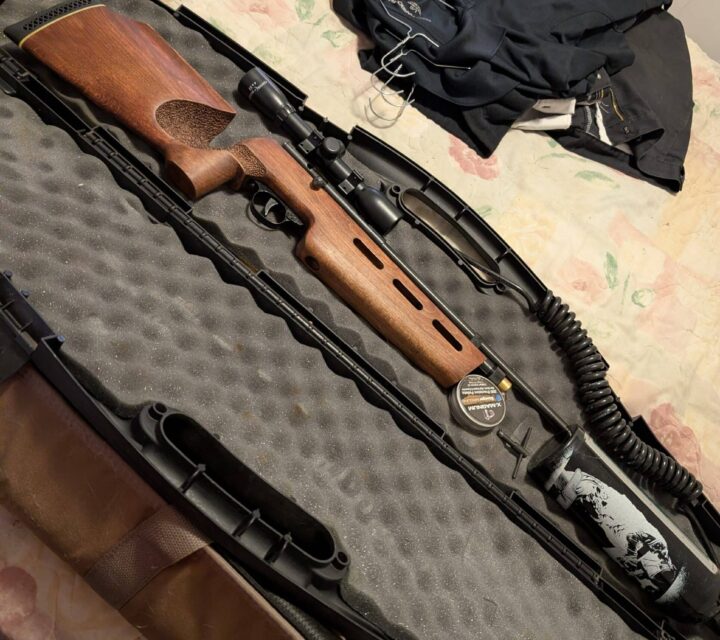 Carabine propre . Remisé depuis plus de 5 ans besoin d un kit de seal et remplir la bouteille d air . 200$ ferme . Le case n est pas inclus . Ville Granby 900fps