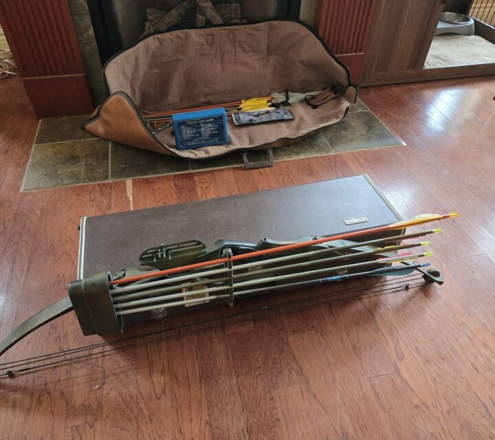 Caisson pour flèches Yamaha avec flèches et multitude d'accessoires. (Têtes de flèches