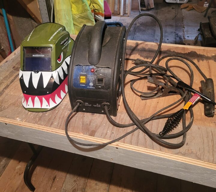 Soudeuse 25 v 50 amp et 23 v 70 amplement casse de Soudeur et le marteau