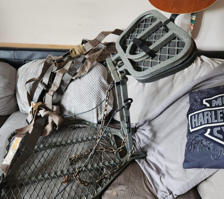 une corde pour monter ton equipement et un crochet pour y mettre des articles a proximitee