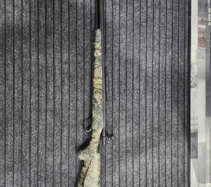 Beau fusil a poudre camouflage model 700 remington. Pas de scope avec