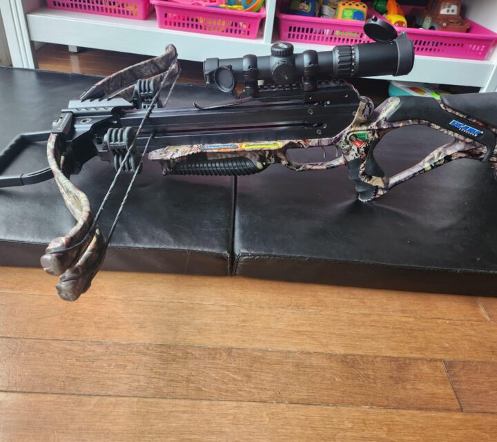 Arbalète très peu servi viens avec l'étui raison j'ai changé pour chasse a la carabine