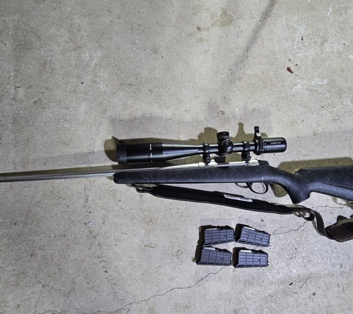 sako A7 roughtech 7 mm magnum n'a jamais servi à la chasse seulement au club de tir telescope vortex viper pst-2 avec reticule EBR-4 5-25x50 mm de puissance avec 3 magazine et quelques boîtes de munition inclus