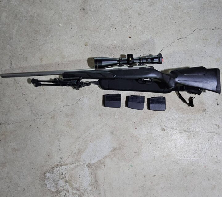 Tikka t3 HB varmint n'a jamais été à la chasse na servi que pour son rodage au club de tir avec bipod Harris et telescope bushnell elite 6500 4.5-30x50 inclus 3 magazines et des munitions