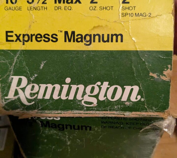 Une boîte Remington express magnum 2 Onz #2 plomb....3.5 pouces calibre 10 il en manque 2 dans la boîte.
