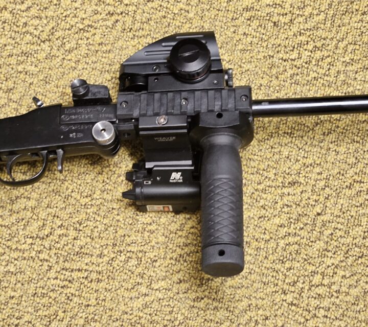 poignée pistolet. Elle se démeonte en deux grace à une visse demontagle manuellement. Demande 300$