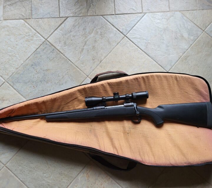 Carabine Savage model 111 à verrou gaucher calibre 7mm Remington Magnum avec télescope Weaver 3x9x40mm coussin anti recul étui inclus très peu utilisé