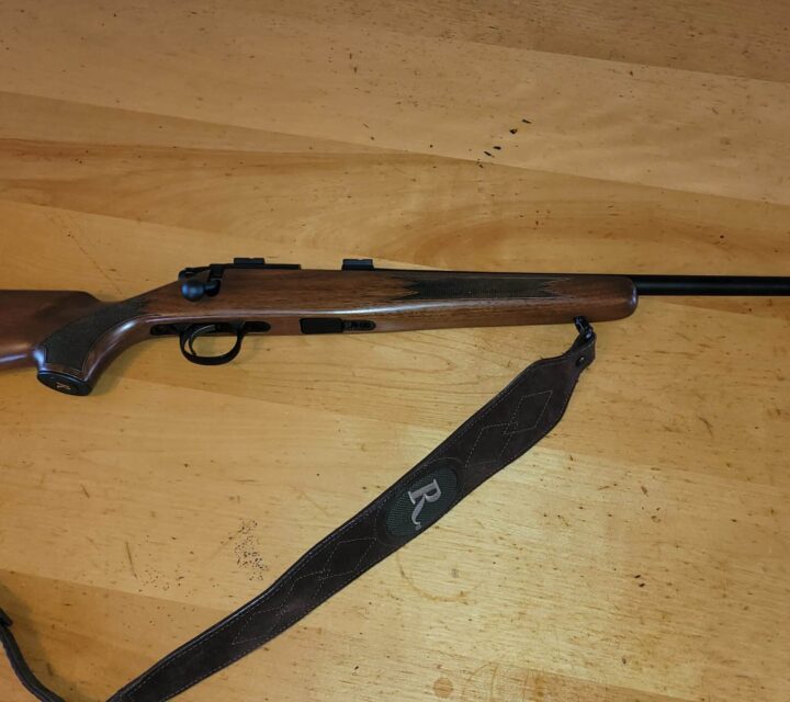 Belle carabine remington model 504 à verrou cette arme n'a jamais été en forêt 95% de son état d'origine un chargeur de 8 coup très rare. Elle es au siaf à.a.f valide enquête à la G.R.C non négociable je n'aime pas perdre mon temps merci