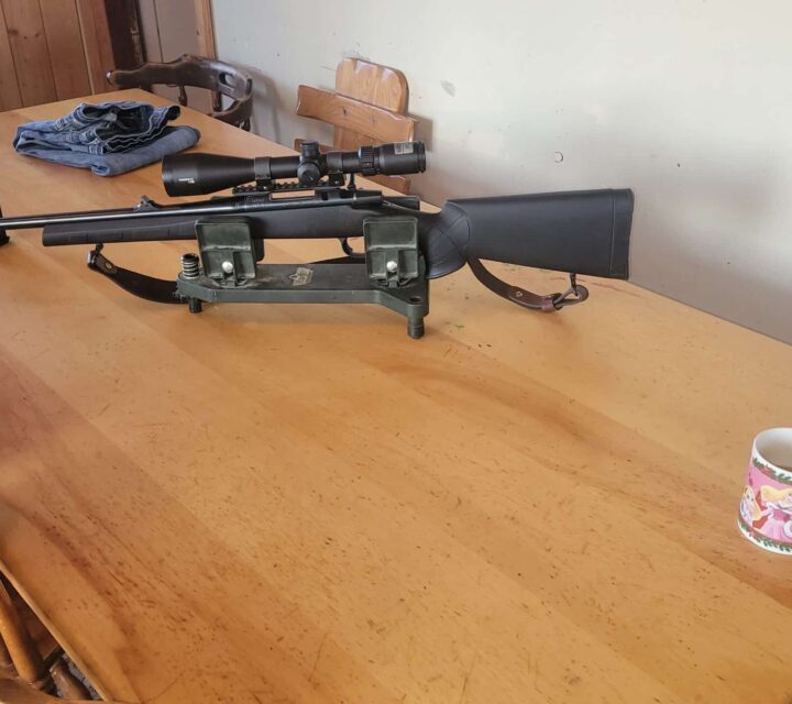 Belle carabine CZ model 557 comme neuve vien avec chargeur de 5 balles pour la chasse et un 10 coup pour le champ de tir comme neuve muzzule break tire 60 cartouche télescope inclus buschnelle 2.5x15x 50 arme enregistré au siaf à.a.f valide obligatoire enquête à la G.R.C ne pas faire perdre mon temps