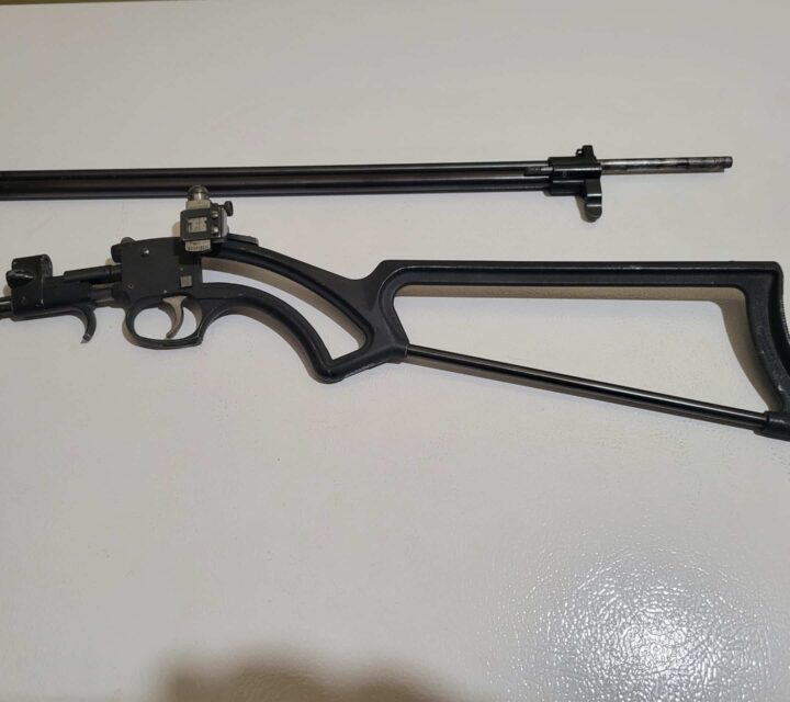 Carabine un coup tout métal avec un peep sight se défait en 2 parties pour transport dans un sac a dos ou autre. PPA requis