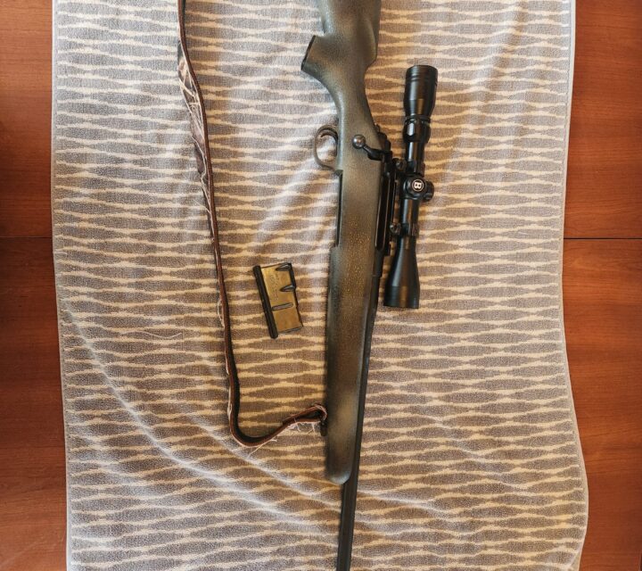 Carabine calibre 270 bolt-action. C'est une remington model 710 avec une crosse synthétique.