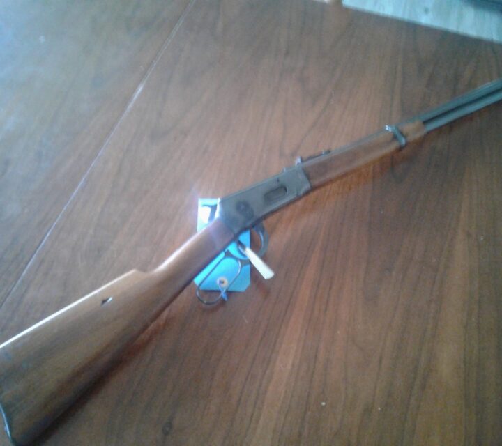 Voici une 30/30 winchester de plus 100 ans datant de 1913 le metal a ete bleui et le bois verni elle est en très bonne etat pour info Pierre au 450 775 0505 merci