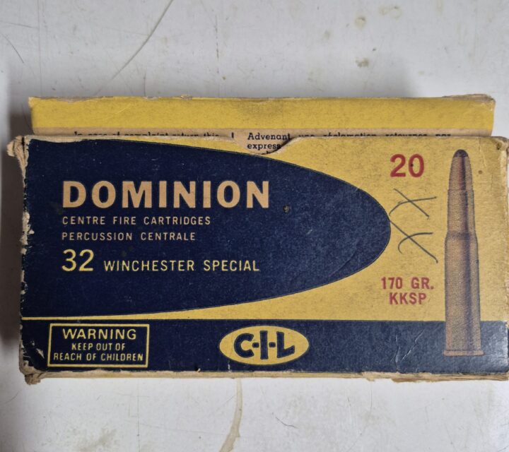 Cartouches .32 Winchester Special fabriqué par Dominion (antique) dans la boite original ainsi que 7 autres de Winchester.