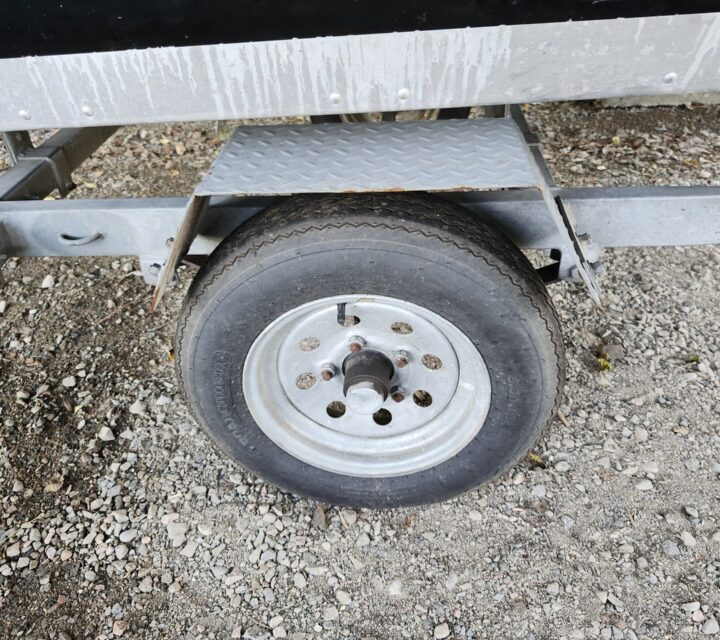 Chaloupe + remorque ainsi que les 2 sièges Princecraft. Le tout en excellent état. Roue de secours avec bearing monté. Aile refaite en checker plate. Bearings neufs de l'an passé. MOTEUR NON INCLUS. Chicoutimi