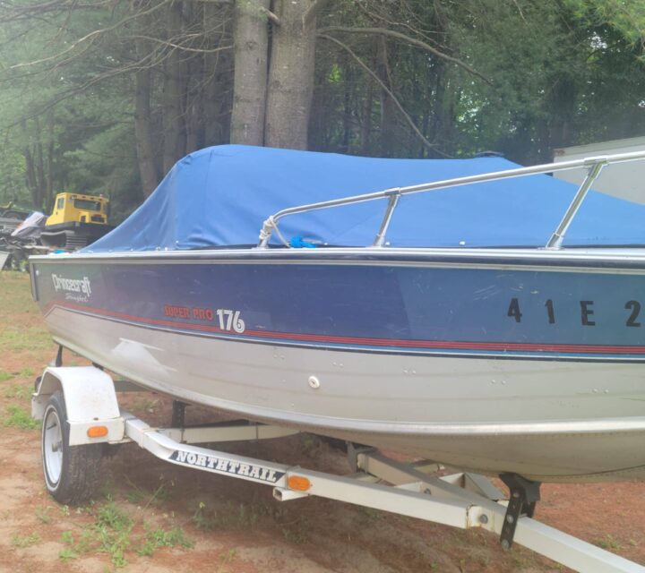 Bateau PRINCECRAFT 60 hp johnson springbok 176 et remorque northtrail chaussée en neuf roue de secours monté inclus toile sur mesure sonar Helix 5 braquette de montage rapide et moteur minn kota de 70 lbs.de poussé