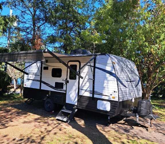 Roulotte Springdale Mini 2021 (3 500 livres) achetée en 2021 chez Roulottes Langlois. Peut coucher jusqu'à 6 personnes (1 lit queen