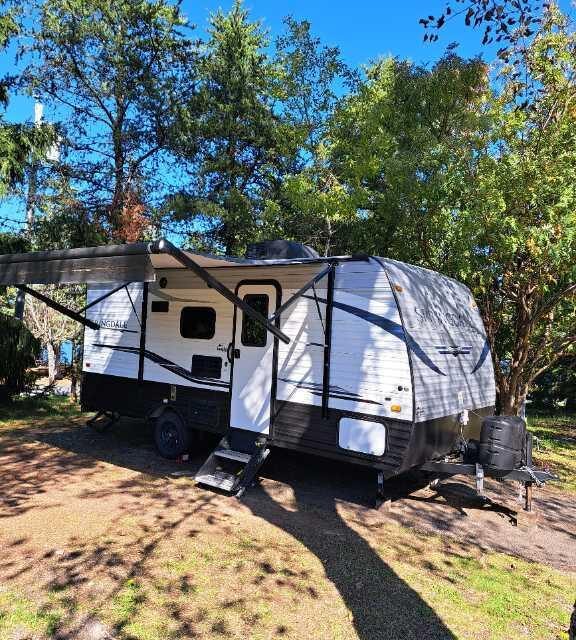 Roulotte Springdale Mini 2021 (3 500 livres) achetée en 2021 chez Roulottes Langlois. Peut coucher jusqu'à 6 personnes (1 lit queen
