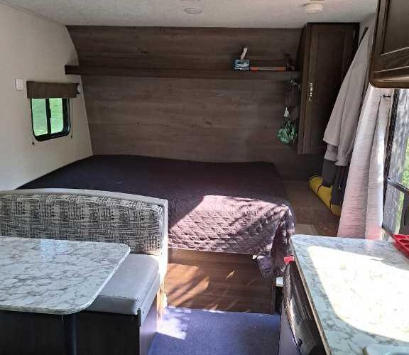 Plusieurs aménagements : tablettes