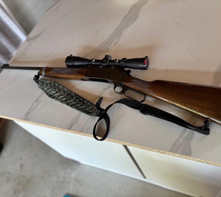 CARABINE BROWNING .308 BLR LEVEL ACTION EN BONNE CONDITION MANQUE LE CHARGEUR ORIGINE MAIS J AI UN CHARGEUR DE MAG3D FONCTIONNELLE VENDU SANS TELESCOPE