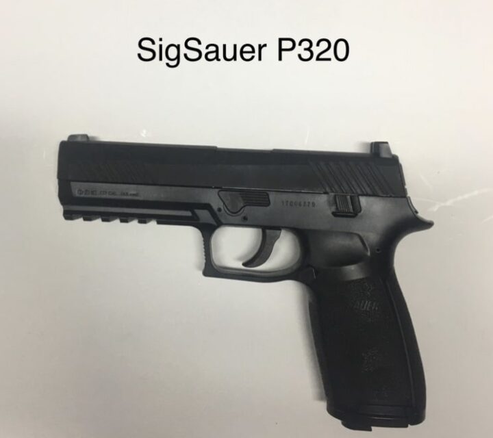 Réplique de SigSauer P320 à plomb.