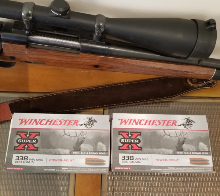 Carabine Remington 700 BDL de calibre 338 winchester magnum. Inclus un télescope Bushnell 3-9x50 avec courroie Remington plus 2 boites de balle complète.