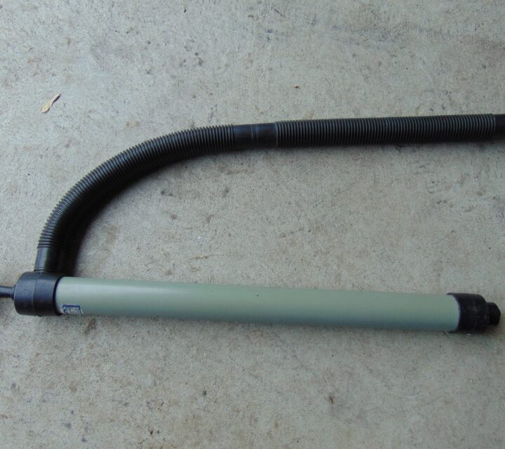 POMPE MANUEL A EAUX POUR BATEAUX OU AUTRE comme neuve.