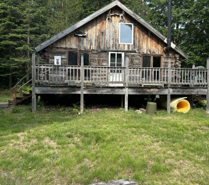 Camp en bois rond. à 1k de la route chemin gravelé droit de bâtir site idéal pour la chasse panneaux solaires