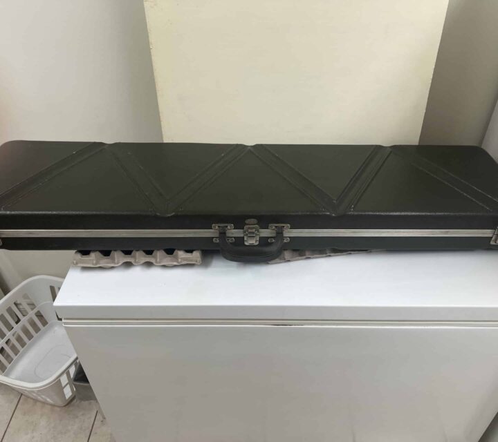 Étui de carabines rigide avec barrures pour 2 carabines.