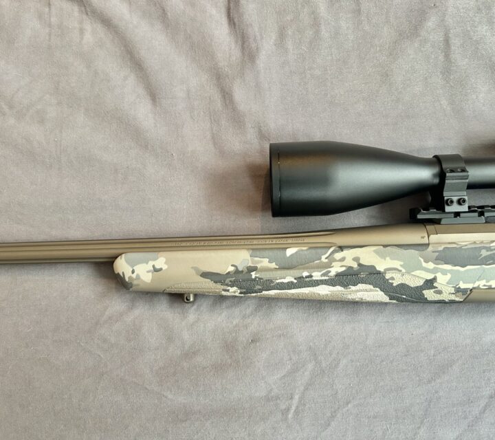 Carabine Browning X-Bolt hells canyon speed Ovix camo calibre 6.5 PRC canon 24 pouces fluted smoked bronze cerakote avec anti-recul et chargeur rotatif de 3 coups. Vient avec lunette de visé Swarovski Z5. 5-25x52 Plex avec tourelle balistique. Le tout en condition pratiquement neuf