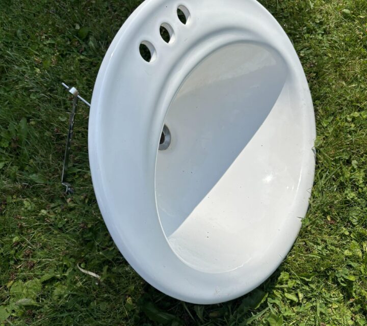 Refait la salle de bain et installer une cuvette en aluminium