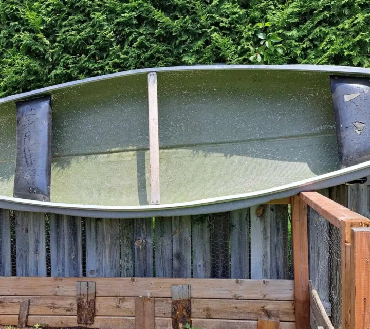 Canot en fibre de verre de 13 pieds 9 pouce. Bonne condition. Bout pointus à lavant et à larrière. Capacité de 2 personne. Vient avec une pagaie. Le canot est entreposé à Blainville.