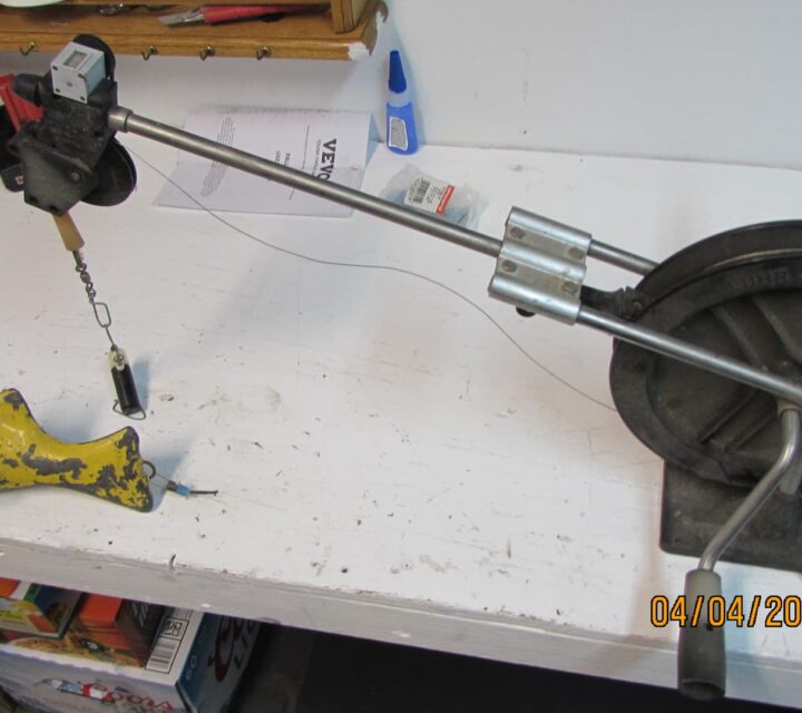 down riger manuel avec 300 pieds de wire acier 150 lbs boulet poisson de 10 libres et deux systeme d attaches du monofilament aussi un compteur de pieds pour profondeur