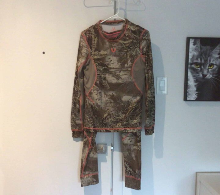 Différents vêtements de chasse pour femme.