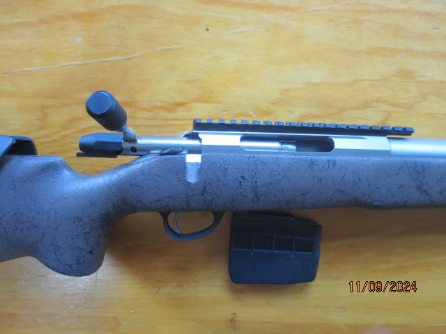 Tikka T3x varmint 22-250 rem canon stainless flottant. la crosse et le fût d'une pièces ont été upgrader (voir les photos) . J'ai tiré peut être une boite depuis que je l'ai juste pour installer le télescope et faire un peu de tire . Va trés bien. Je la vend parce que je ne vais plus au coyote. J'ai deux boites de balle qui viennent avec (Hornady varmint express 55gr V-max). C'est un excellent calibre pour le coyote. la carabine est en excellent état.