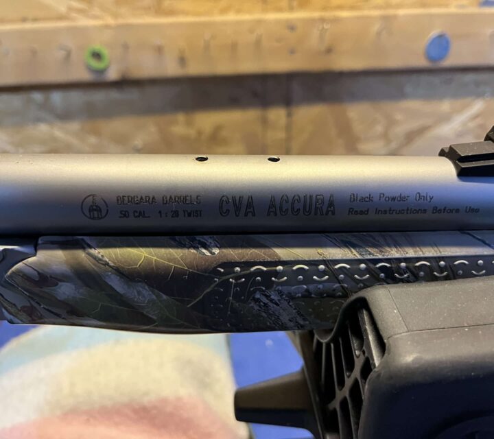 Fusil a poudre noir calibre 50 de marque CVA modèle Accura en stainless comme