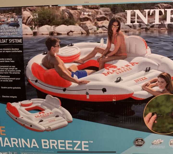 Jolie île flottante Marina Breeze pour deux à quatre personnes.