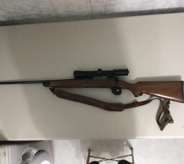 pour gaucher. Le télescope 3x-9x est de marque Burris. Vendu avec étui protecteur