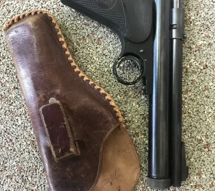 pistolet à plombs parachutes à un coup ...probablement à bombonne air...