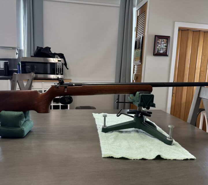 Carabine à verrou 1 coup Schultz & Larsen calibre .22LR avec peep sight.