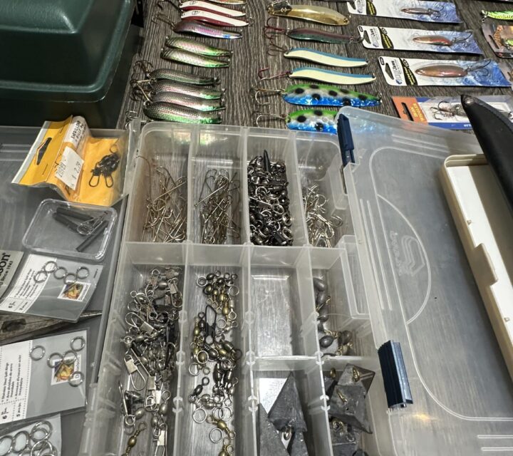 Cet ensemble de matériel de pêche regroupe des articles de qualité