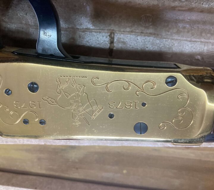 Winchester 30-30 centenaires de la GRC 1873/1973 na jamais tiré. Je nai pas la boîte de carton. Je peux lapporter à Laval.