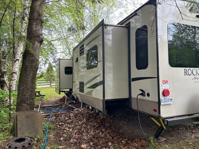 chambre privée et comptoir à déjeuné. Salon avec sofa-lit et 2 chaises inclinables et berçantes et téléviseur. Demandons $35