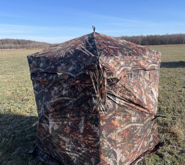 Tente de chasse camouflage neuve avec 3 murs transparents de lintérieur sauf le dos. Les piquets et sacs de transport sont avec la tente.