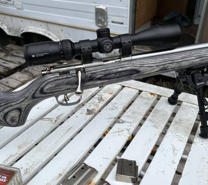 crosse en bois laminé Monte Carlo. La carabine est équipé dun télescope Vortex Crossfire II en 3x9x40. La carabine vient également avec 2 chargeurs de 4 balles en métal et 3 chargeurs de 7 balles en métal! Il y en a pour 200$ juste en chargeur étant donné quils sont introuvable ici
jai dû les faire venir du Royaume-Uni! Condition impeccable