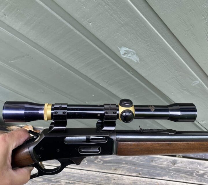 Carabine marlin 30-30 texan édition avec la gachette et saddle ring couleur or mais malheureusement manque lanneau du saddle ring avec le scope marlin original noir et or montée dessus avec des see thru comme les texas ranger avais le bleu est pas parfait sur le canon a quelque place mais sinon superbe carabine assez rare fabriqué dans les années 60