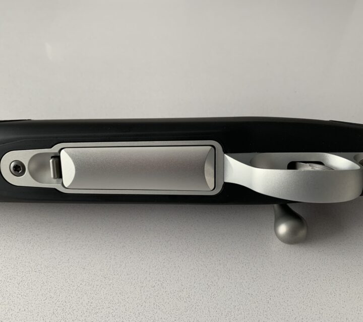 Sako modèle #85 Carbonlight flambant neuve dans sa boîte dans le calibre 7 MM Remington Magnum.Elle possède un canon stainless flûté de 24 pouces